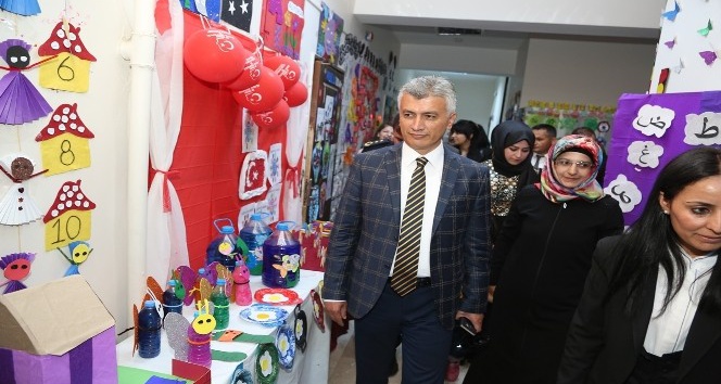 Arıcan, sergi açılışına katıldı