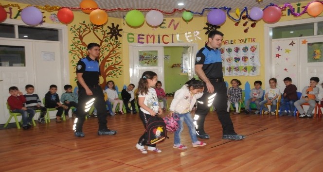 Cizre’de öğrencilere çocuk polis kimliği verildi