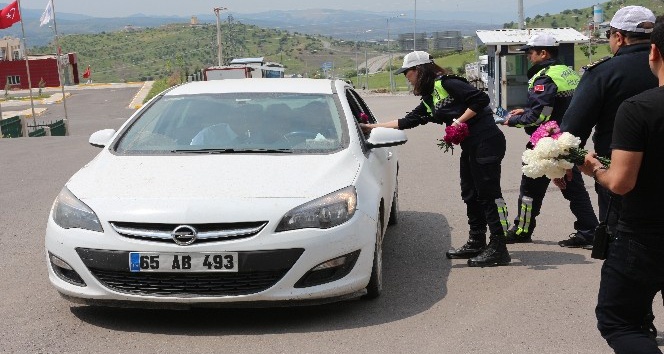 Şırnak’ta trafik polisleri sürücülere gül dağıttı
