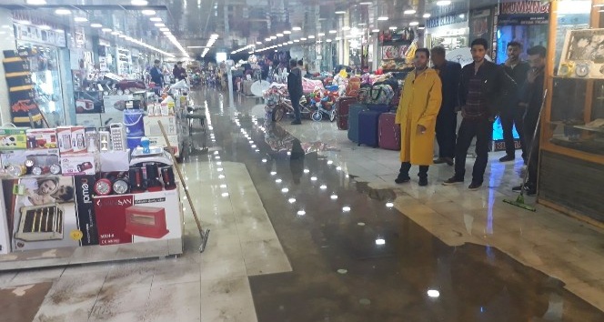 Kızıltepe’de sel: 200 iş yerini su bastı