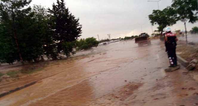 Kilis - Gaziantep karayolu aşırı yağış nedeniyle sular altında kaldı. Göle dönüşen karayolunda mahsur kalan araçlar ve insanları kurtarmak için bölgeye arama kurtarma ekipleri sevk edildi. Sel, Söğütlüdere mevkiinde etkili oldu.