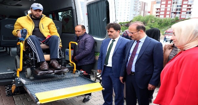 Engelli vatandaşlar için asansörlü araç tahsis edildi