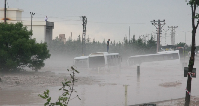 Kilis&#039;te yoğun sağanak sele yol açtı