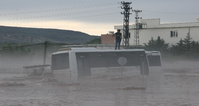 Kilis’te sel felaketinin ardından yol trafiğe açıldı