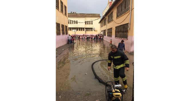 Kızıltepe’de aşırı yağıştan kerpiç ev çöktü, okulda mahsur kalan öğrencileri itfaiye ekipleri kurtardı