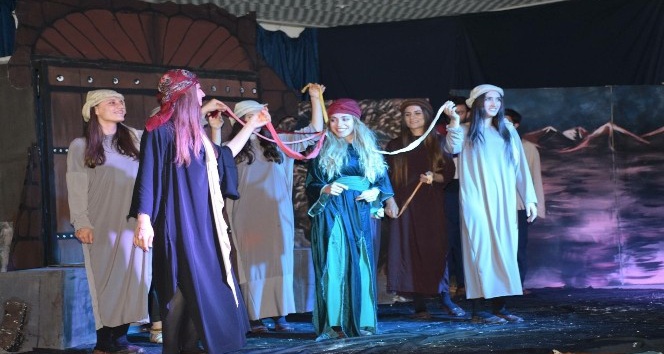 Kozluk’ta ’Mahmud ile Yezida’ tiyatro oyununa yoğun ilgi