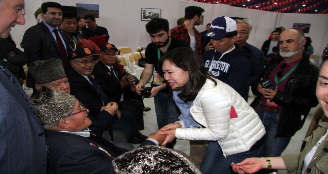 Güney Koreli turistlerden, Türk Kore gazilerinin ayaklarına kapanarak ’minnet’ teşekkürü