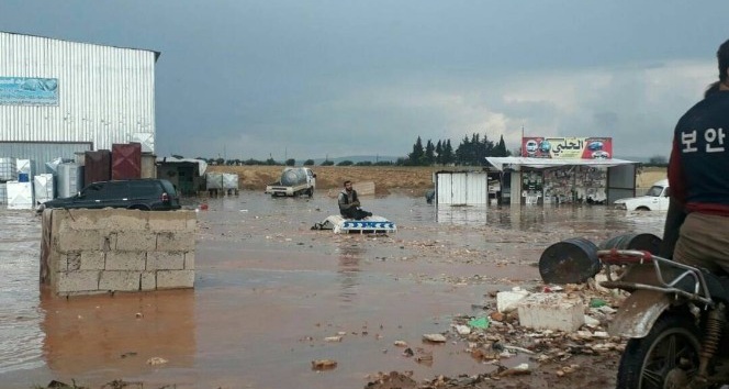 Çadırlarını sel suları basan Suriyeliler kepçelerle kurtarıldı