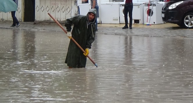 Karaman’da aniden bastıran yağmur caddeleri göle çevirdi
