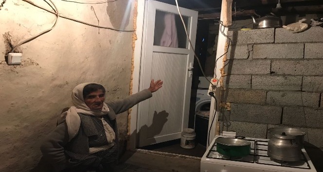 Evi çöken anne yetkililerden yardım bekliyor