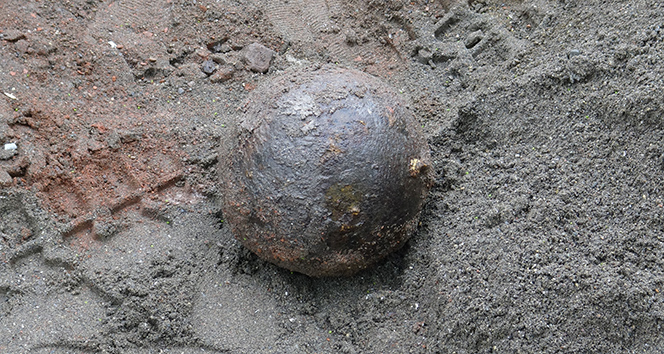 Kars’ta, 17. yüzyıla ait 30 kiloluk top güllesi bulundu