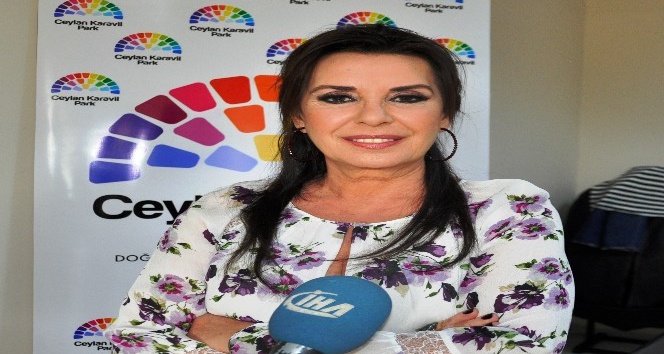 Çukur dizisinin ‘Sultan anası’ Diyarbakır’da sevenleriyle buluştu