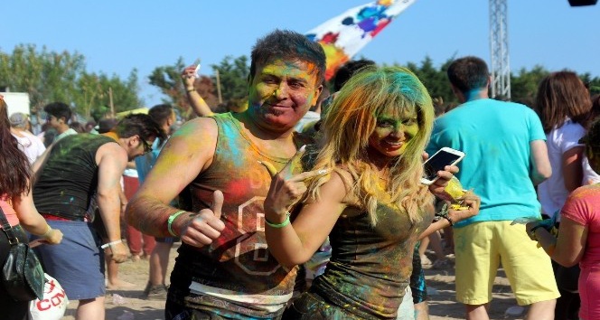 Gökkuşağı renkleri yüzlerde hayat buldu