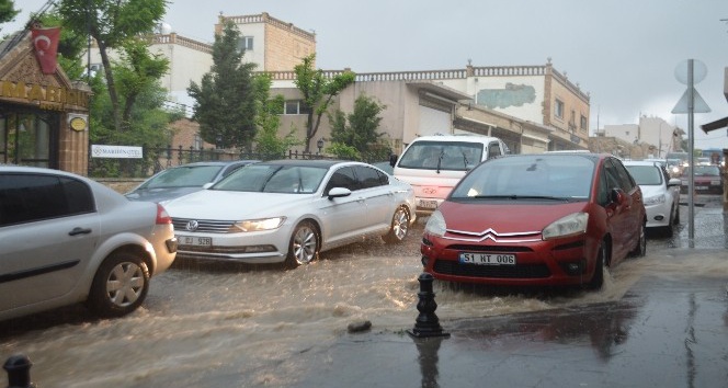 Mardin’de sağanak yağış caddeleri göle çevirdi