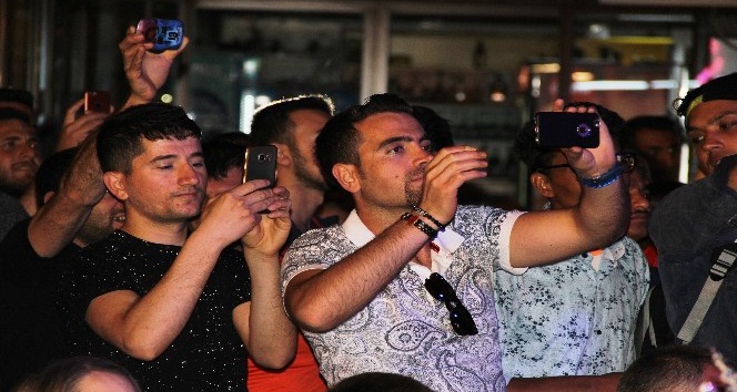 Güzelleri gören meydana koştu