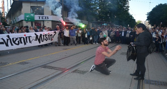 Aşk yolları kapattı