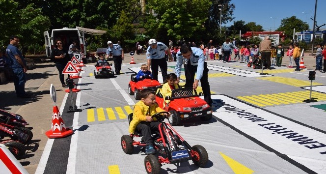 Öğrencilere uygulamalı trafik eğitimi verildi