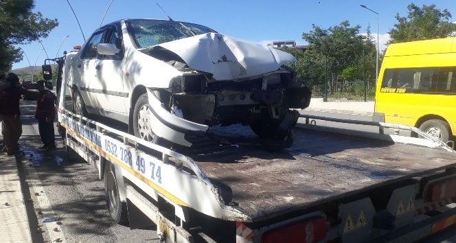 Otomobil ağaca çarptı: 1 yaralı
