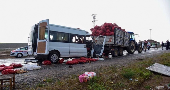Yolcu minibüsü traktöre çarptı: 2 ölü, 10 yaralı