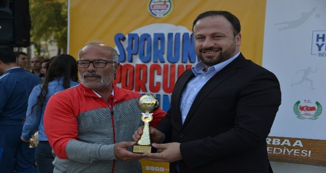 Erbaa’da okul sporları ve okullar ligi kupaları törenle verild.