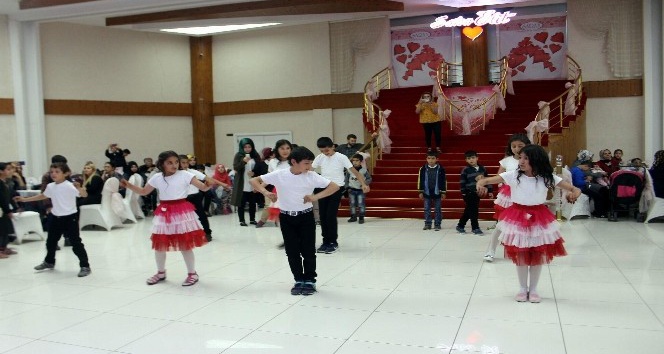 Engelli öğrencilerden dans gösterisi