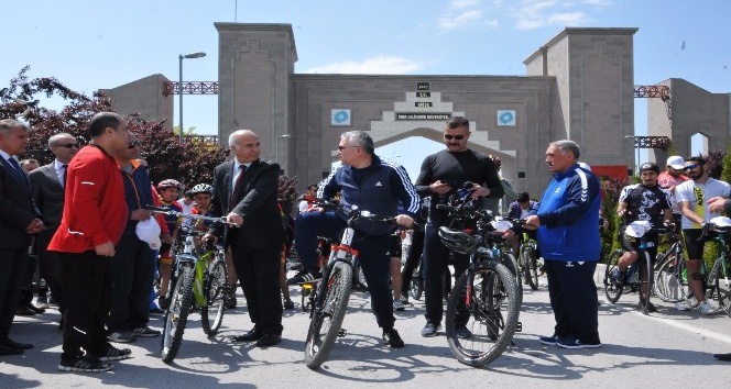 Vali ve belediye başkanı 15 kilometre bisiklet sürdü