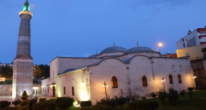 Tarihi Siirt Ulu Camii’nde ilk teravih kılındı