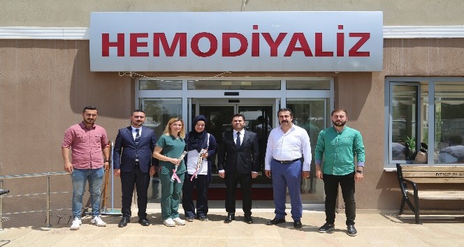 Hemşireler haftasında gül ve karanfil dağıttılar