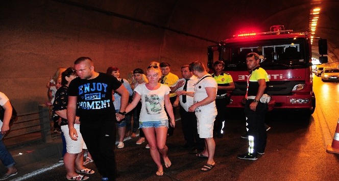 Tünelde feci kaza: turistler ölümden döndü
