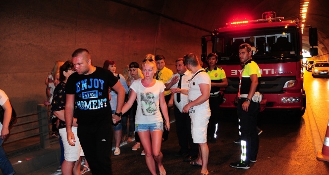 Tünelde korkunç kaza: Turistler ölümden döndü