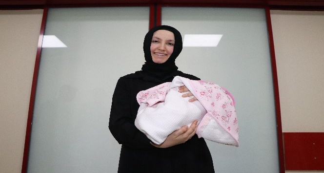 Parmak bebek Hatice Büşra 105 günün ardından yaşama tutundu