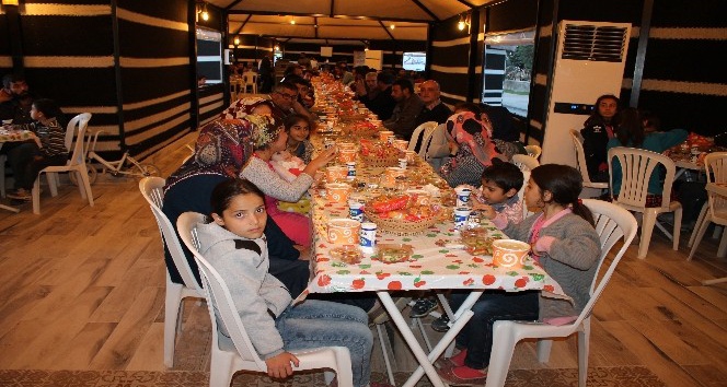 Midyat’ta ilk kez kurulan iftar çadırında bin kişi oruç açtı