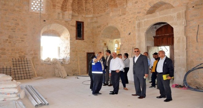 Vali Meral, Karaman Kalesi’nde incelemelerde bulundu
