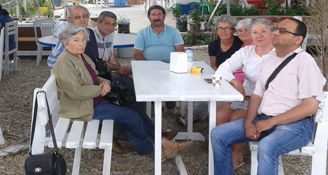 Foça’da Engelli Meclisi üyelerinden yaş günü buluşması