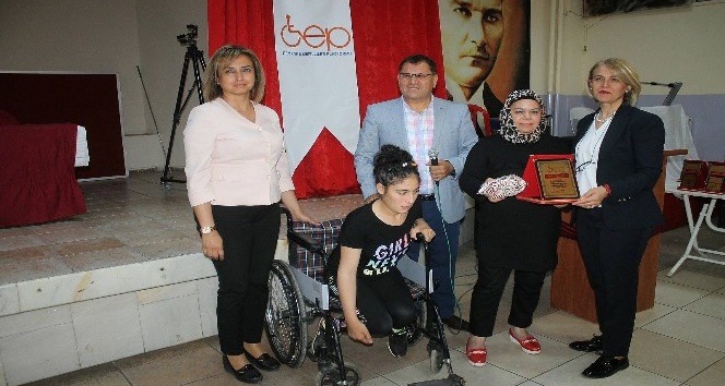 Engellilere tekerlekli sandalye, yılın engelli annesine plaket verildi