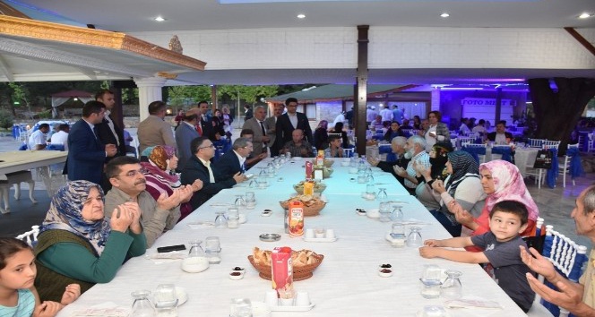 Vali Çeber,vatandaşlarla beraber iftar açtı