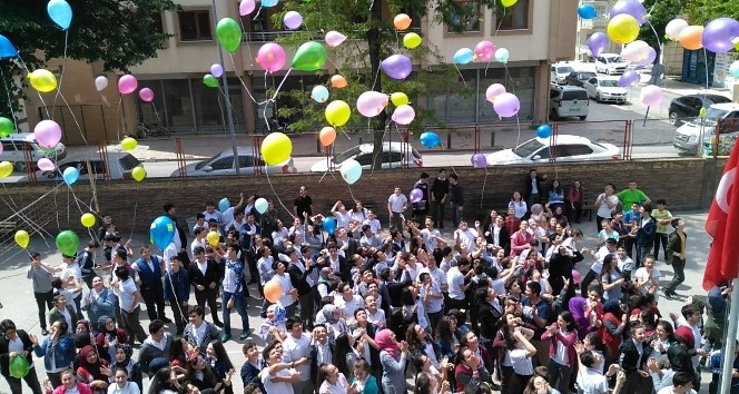 8 sınıf öğrencileri dileklerini yazdılar balonla uçurdular