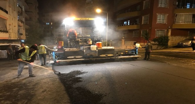 Batman’da Ramazan dolayısı ile asfalt serimi gece yapılıyor