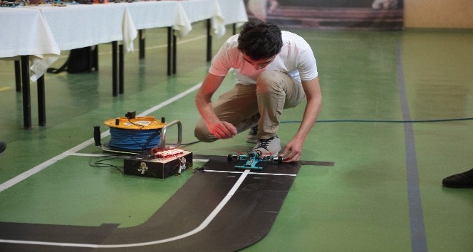 Robot yarışmasına damga vuran öğrenciler ödüllendirildi