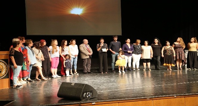 Kuşadası Belediyesi Kadın Tiyatrosu’na ’Direklerarası Seyirci’ ödülü