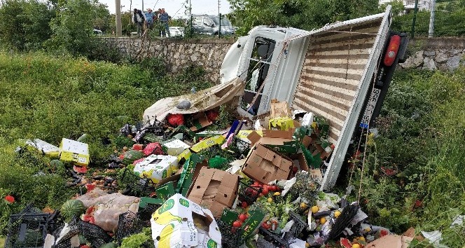 Samsun’da meyve-sebze yüklü kamyonet şarampole yuvarlandı: 2 yaralı