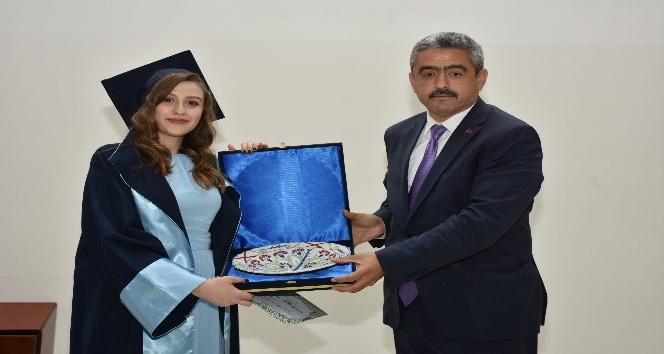 Okul birincisi diplomasını Başkan Alıcık’tan aldı