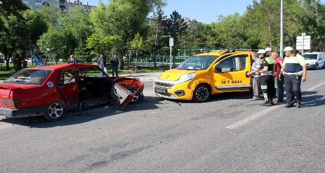 Kayseri’de ticari taksi ile otomobil çarpıştı: 5 yaralı