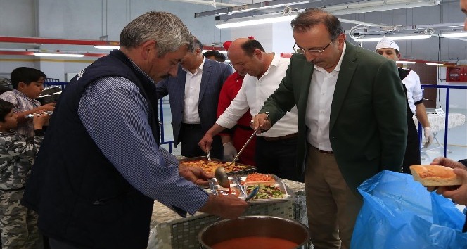 Belediye Başkanı Seçen, iftar sofrasında çorba dağıttı