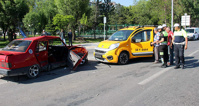 Kayseri&#039;de ticari taksi ile otomobil çarpıştı: 5 yaralı