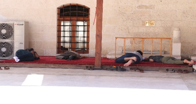 Sıcaktan bunalan oruçlular cami avlularında uyuyarak iftarı bekliyor