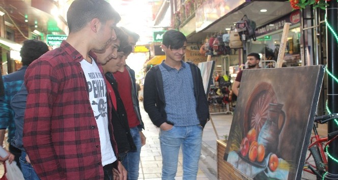 Van Şemsiyeli Sokak’ta resim sergisi açıldı