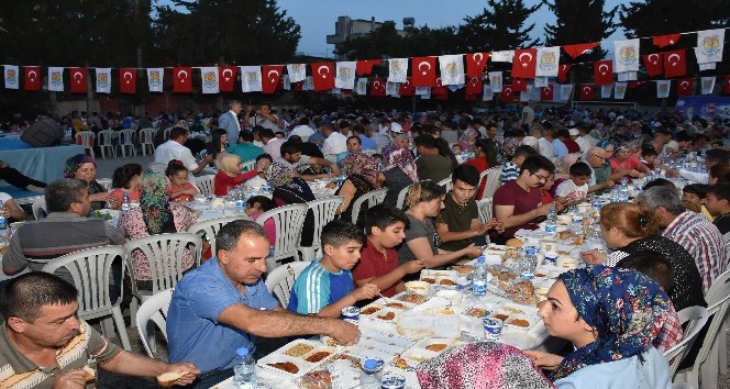 Tarsus Belediyesi, ilk mahalle iftarını Gaziler’de verdi