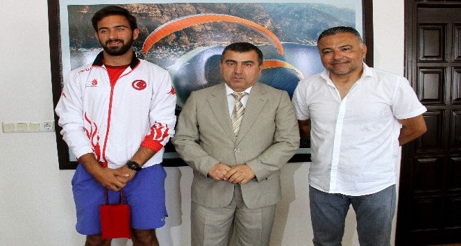 İşitme Engelliler Tenis Türkiye Şampiyonu, Kaymakam’ı ziyaret etti