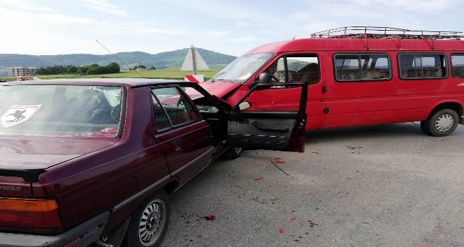 Samsun’da otomobil ile minibüs çarpıştı: 1 yaralı